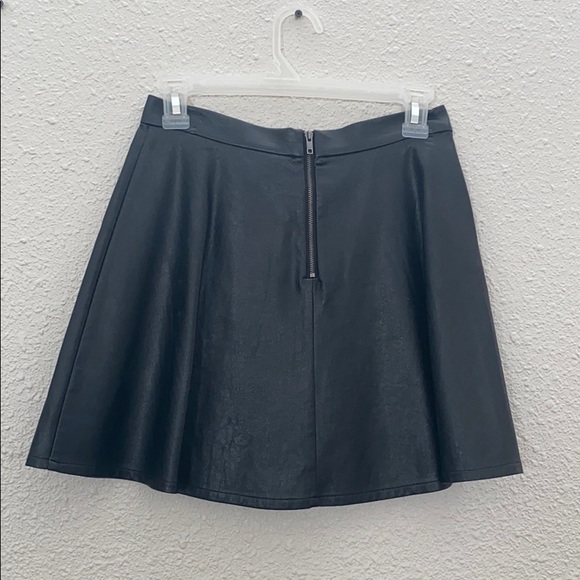 Faux leather black skirt - Picture 2 of 2